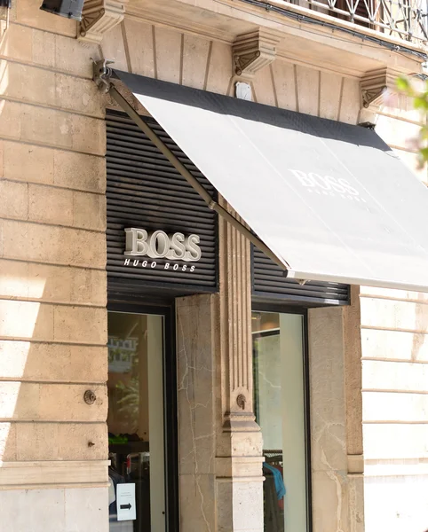 PALMA, MALLORCA - 29 JUILLET 2015 : Boutique et logo de la marque — Photo