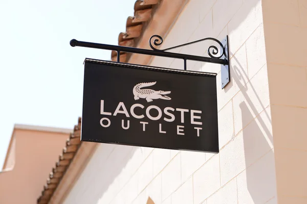 Mallorca - 31 lipca, 2015:A Lacoste sklep 31 lipca 2015 r., Mallorca — Zdjęcie stockowe