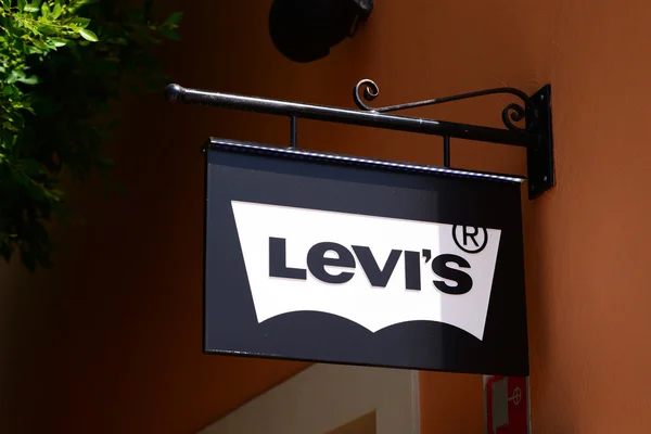 Mallorca - 31 lipca 2015: Logo marki słynnego "Levi's" w Festi — Zdjęcie stockowe