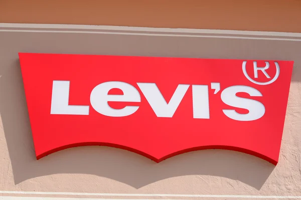 MALLORCA - JULY 31, 2015: Logo of famous brand "Levi's" in Festi — Stock Photo, Image