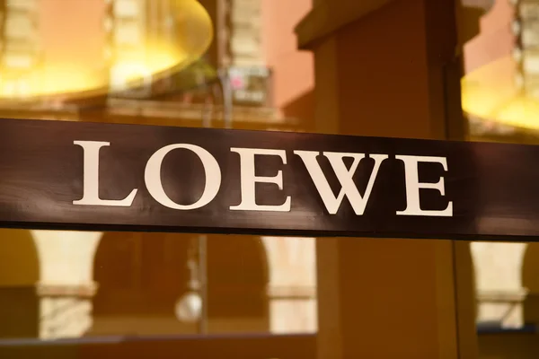 Palma, Mallorca - 03 sierpnia 2015: Logo marki "Loewe" — Zdjęcie stockowe