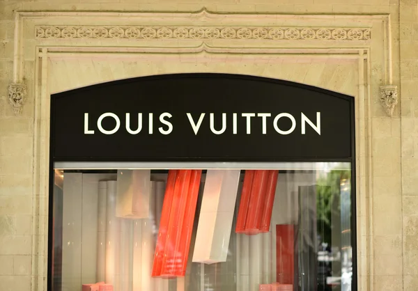 PALMA, MALLORCA - 29 LUGLIO 2015: Il logo del marchio "Louis Vu — Foto Stock