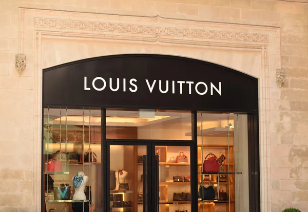 PALMA, MALLORCA - 29 LUGLIO 2015: Il logo del marchio "Louis Vu — Foto Stock