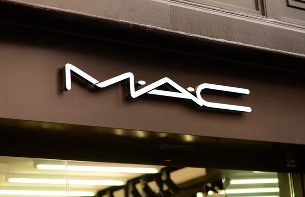 PALMA, MALLORCA - 29 DE JULIO DE 2015: El logo de la marca "Mac" en — Foto de Stock