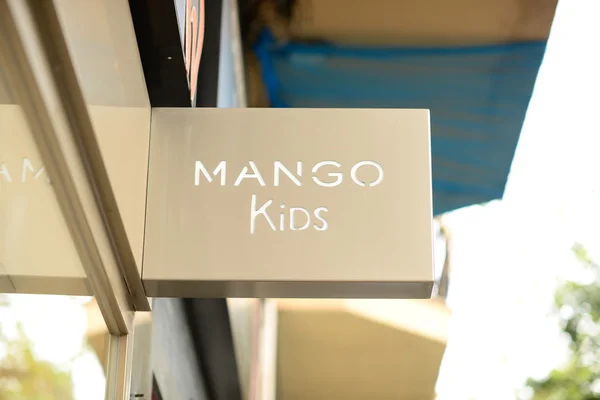 PALMA, MALLORCA - 01 AGOSTO 2015: Negozio e logo del marchio "Mango " — Foto Stock