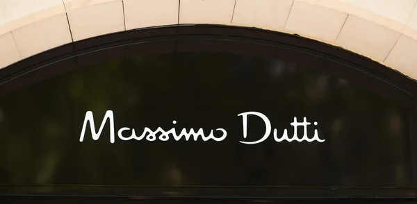 팔 마, 마요르카-2015 년 7 월 29 일: 로고의 Massimo Dutti "브랜드의" — 스톡 사진