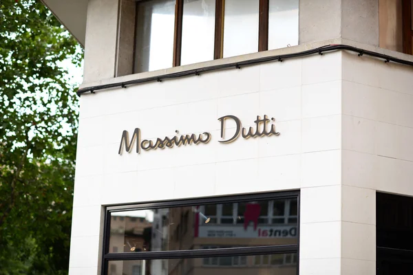 Palma, Mallorca - 01 sierpnia 2015: Logo marka "Massimo Dutti" — Zdjęcie stockowe