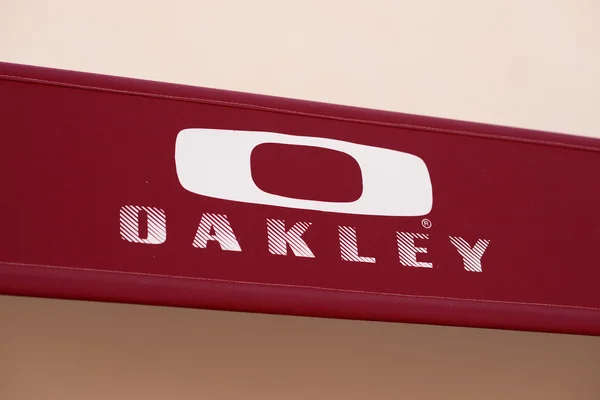 MALLORCA - JULHO 31, 2015: O logotipo da marca "Oakley" em Fest — Fotografia de Stock