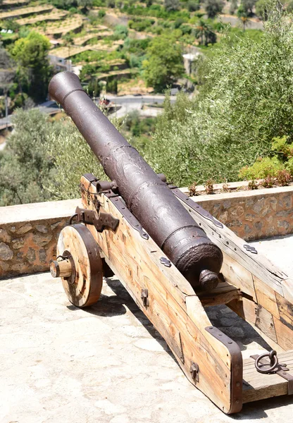 Старая пушка в горной деревне Дея, Майорка, Испания — стоковое фото
