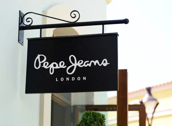 Mallorca - 31 lipca 2015: logo marki "Pepe Jeans Korea — Zdjęcie stockowe