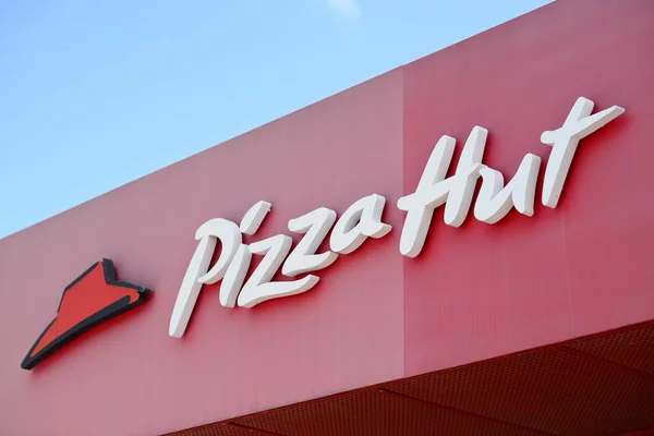 PALMA, MALLORCA - JULY 30, 2015: The logo of the brand "Pizza Hu — Stock Photo, Image