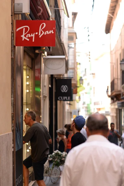 PALMA, MALLORCA - 29 de julio de 2015: El logo de la marca "Ray Ban " —  Fotos de Stock