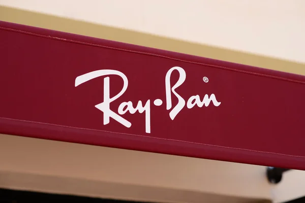 MALLORCA - 31 июля 2015 г.: Логотип бренда "Ray Ban" в Фе — стоковое фото