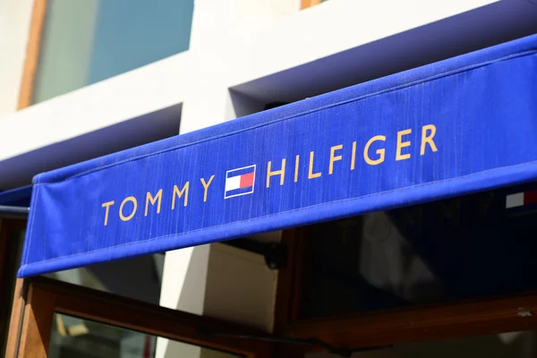 Mallorca - július 31., 2015: Tommy Hilfiger tárolja a fesztivál park — Stock Fotó