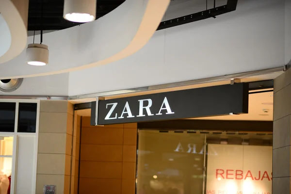 PALMA, MALLORCA - JULY 30, 2015: Logo merek "Zara" di — Stok Foto