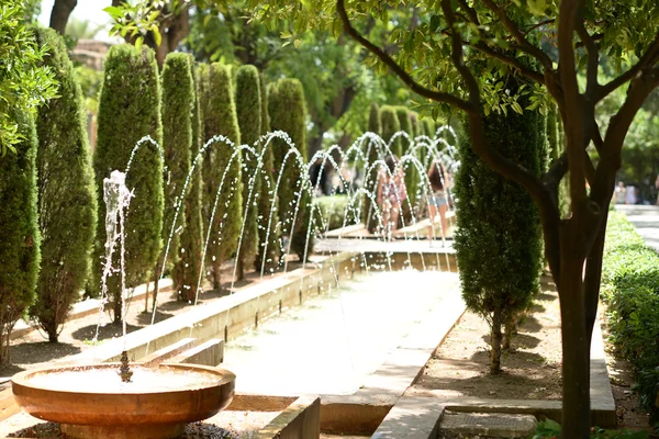 Fonte velha bonita no jardim público em Palma de Maiorca — Fotografia de Stock