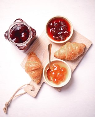 Taze kruvasanlar ve taze reçel Kahvaltı