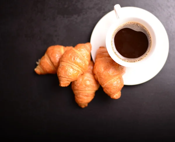 コーヒーとクロワッサンで朝食を. — ストック写真