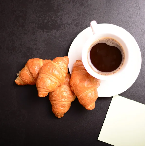 朝食のコーヒー、クロワッサン、メッセージ ステッカー. — ストック写真