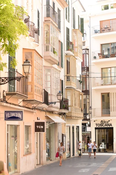 PALMA DE MALLORCA, MALLORCA 30 DE JULIO DE 2015: Caminando por la calle —  Fotos de Stock