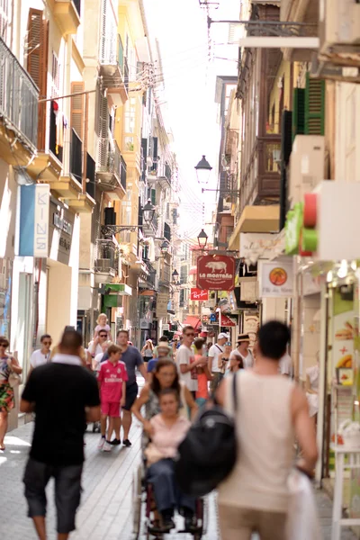 PALMA DE MALLORCA, MALLORCA 30 DE JULIO DE 2015: Caminando por la calle —  Fotos de Stock