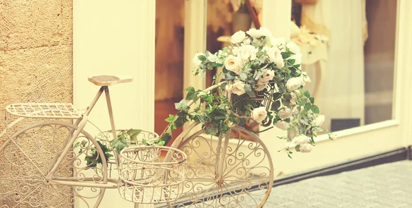 Vintage schöne weiße Vintage-Fahrrad mit Blumen — Stockfoto