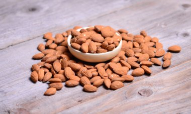 Ahşap zemin üzerindeki bademler