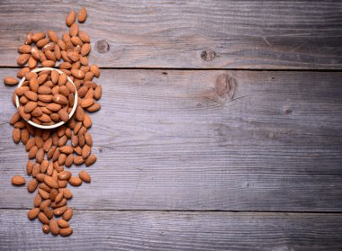 Ahşap zemin üzerindeki bademler