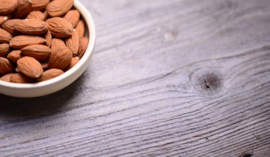 Ahşap zemin üzerindeki bademler