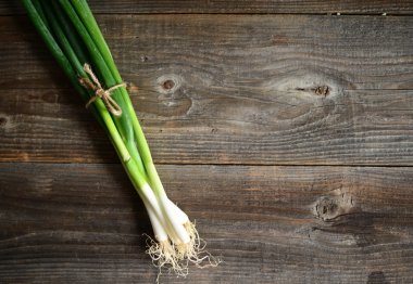 Demet taze soğan ahşap arka plan üzerinde