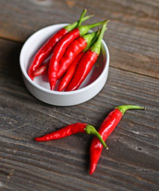 Ahşap arka plan üzerinde serin biber