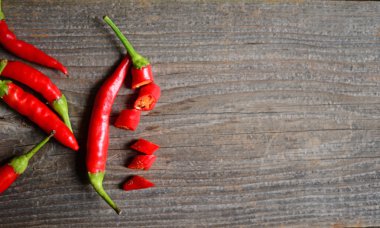 Eski ahşap masa üzerinde serin biber