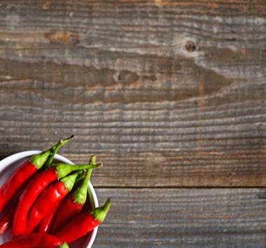 Ahşap arka plan üzerinde serin biber