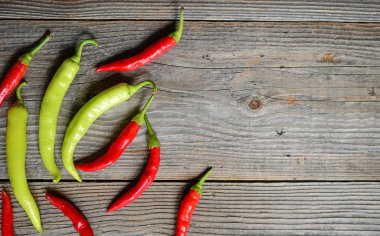 Ahşap arka plan üzerinde serin biber