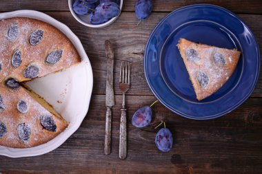 Ev yapımı Erik kek ahşap arka plan üzerine