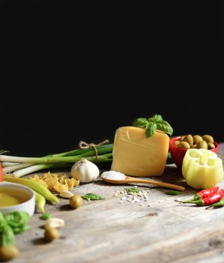 İtalyan ve Akdeniz Gıda katkı maddeleri üzerinde eski ahşap backgro