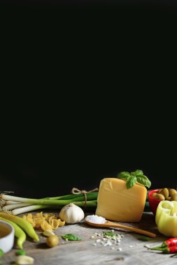 İtalyan ve Akdeniz Gıda katkı maddeleri üzerinde eski ahşap backgro