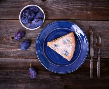 Ahşap arka plan üzerinde kuru üzümlü kek