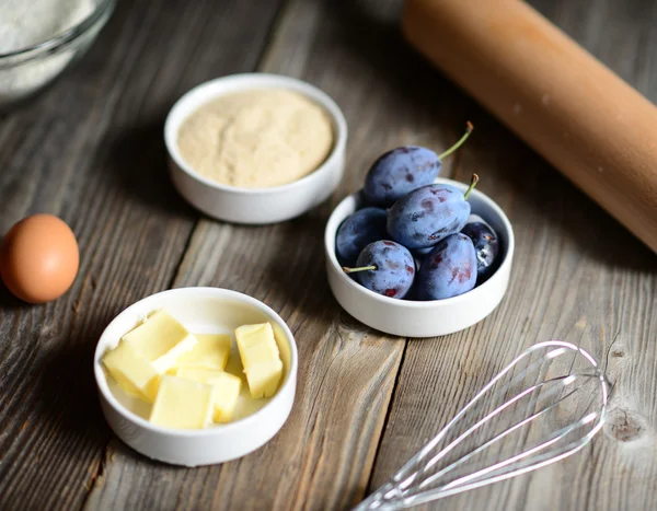 Pieczenia ciasto śliwkowe w wiejskiej kuchni — Zdjęcie stockowe