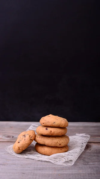 Galletas de chocolate en servilleta de encaje en mesa negra — Foto de Stock