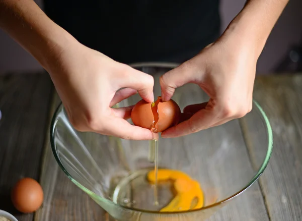 Close-up picture of hands broking eggs. — Stock Photo, Image