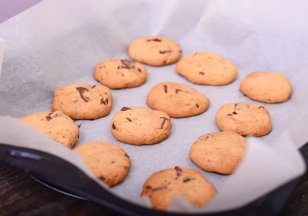 Galletas de mantequilla de chocolate recién horneadas en el refrigerador . — Foto de Stock