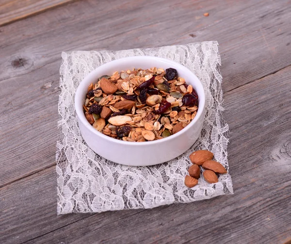 Granola de plusieurs types de céréales avec des noix, des copeaux de noix de coco et — Photo