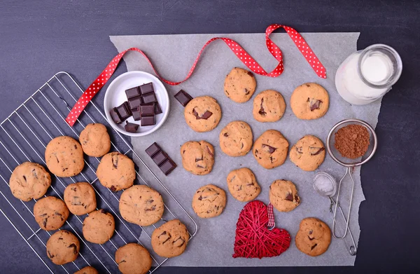 Haza-sült csokoládé cookie-k sütés papírt alapanyagokból, a — Stock Fotó