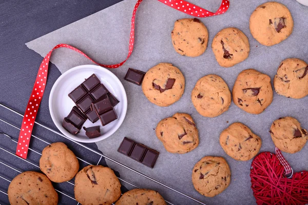 Huis gebakken chocolade koekjes op bakken papier met ingrediënten, c — Stockfoto