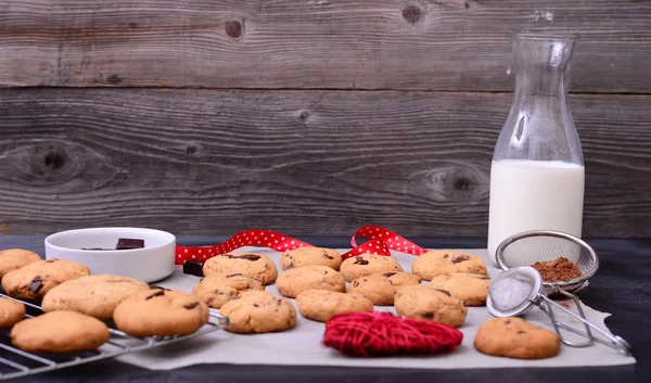 Hem bakat choklad cookies på kylning rack med ingredienser på — Stockfoto