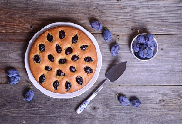 Tarte aux prunes maison sur fond en bois — Photo