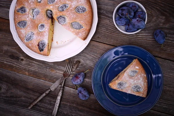 Homemade plum cake on wooden background — Stock Photo, Image