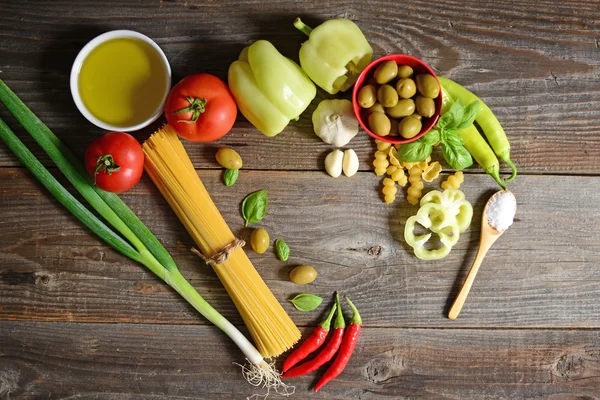 Ingredientes para espaguetis boloñeses sobre fondo de madera — Foto de Stock