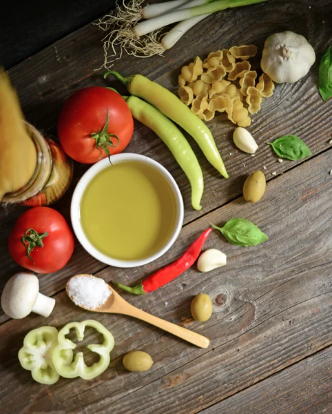 Ingredientes de comida italiana y mediterránea en backgro de madera vieja — Foto de Stock